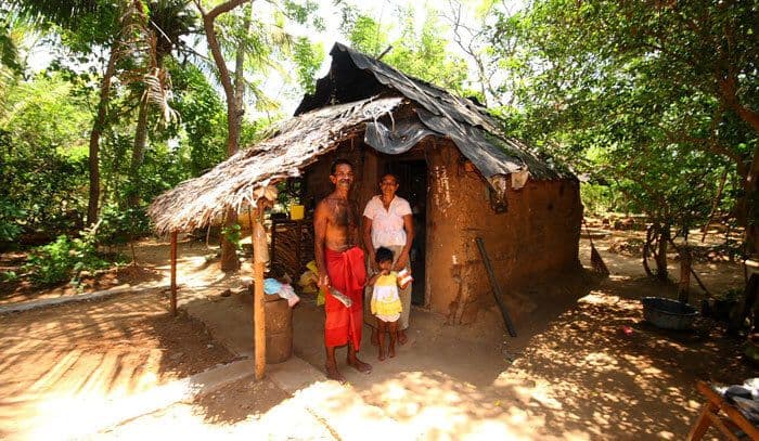 Вид на местную маленькую семью в старинном глиняном доме, встречающуюся в велосипедном туре Элла-Удавалаве по Шри-Ланке.