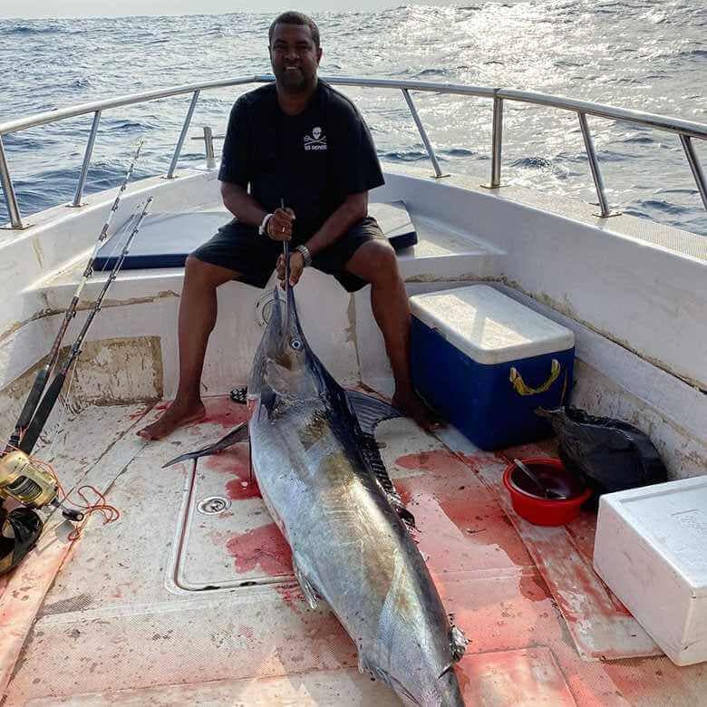 رجل يصطاد سمكة كبيرة سعيدًا في Hikkaduwa Deep Sea Fishing Sri Lanka