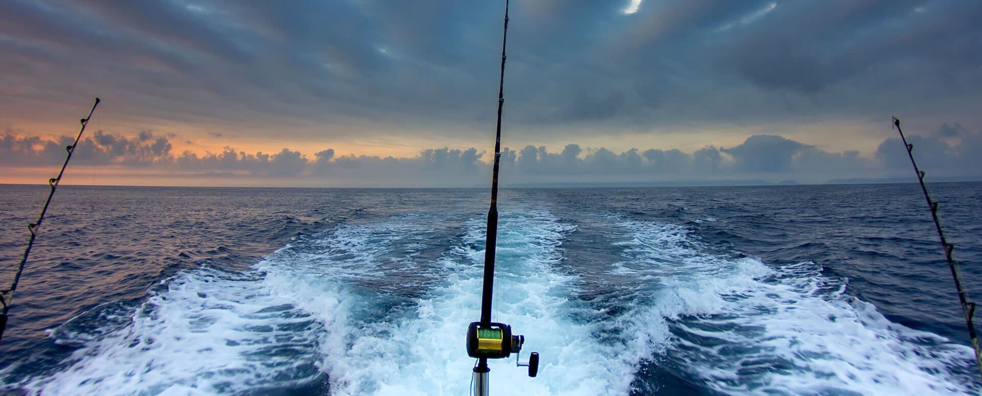 斯里兰卡南部成本的三根钓鱼竿和大海