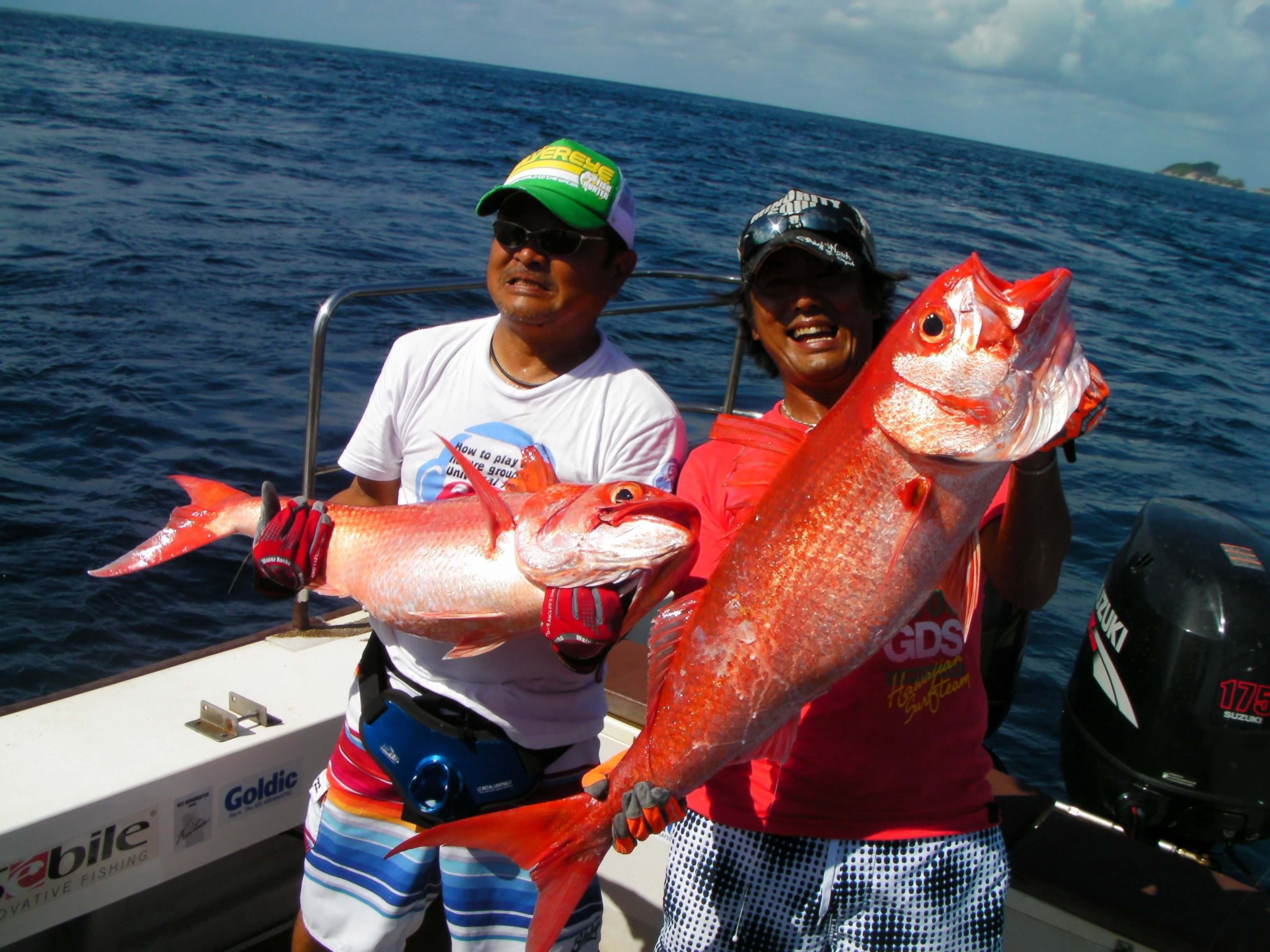 Турист поймал двух красных кефалей во время рыболовного тура в Хиккадуве, Шри-Ланка.