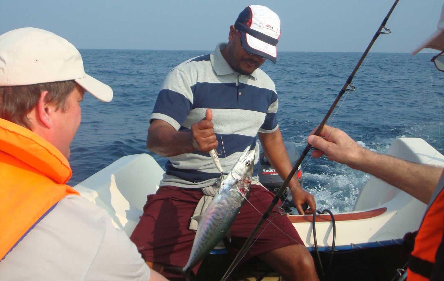 أظهر دليل ذو خبرة جيدة كيفية صيد الأسماك في جولة صيد الأسماك في كالبيتيا