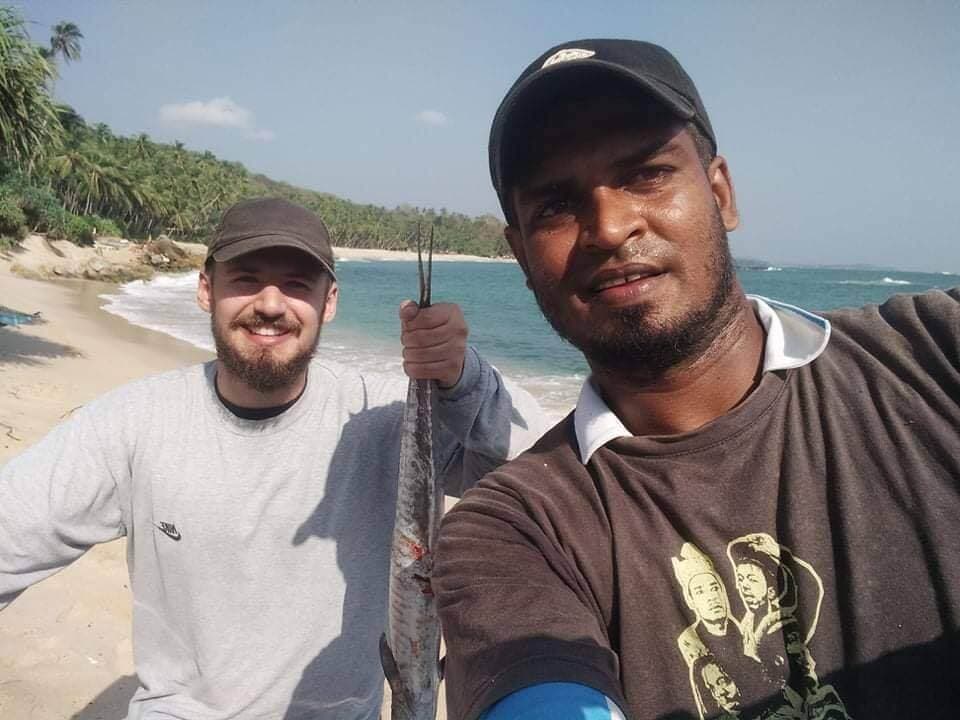 Dos hombres disfrutaron del tour de pesca con catch a fish en el tour de pesca Tangalle Sri Lanka