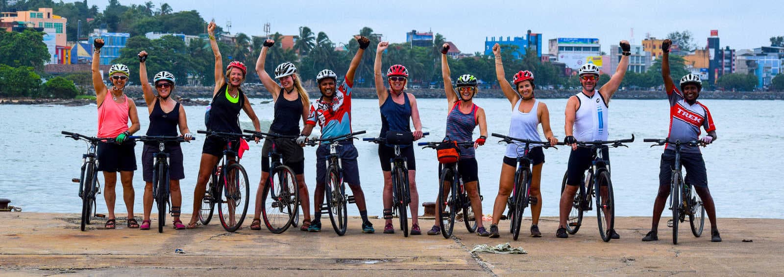Фотография группы счастливых велосипедистов, участвовавших в велопрогулках по сельской местности Галле, Шри-Ланка.