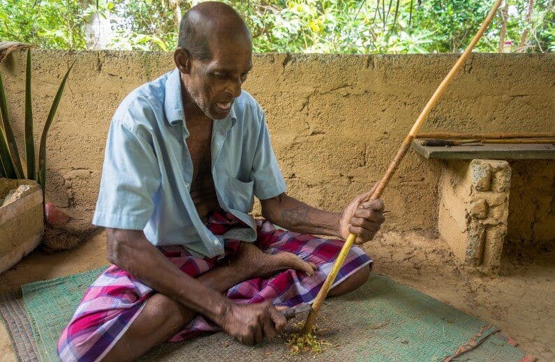 Una fotografía de un hombre que muestra el proceso de productos de canela en una casa de canela en Galle Sri Lanka