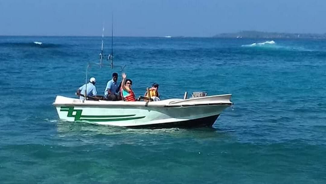 Los turistas viajan con un barco de pesca para pescar en el mar de Galle