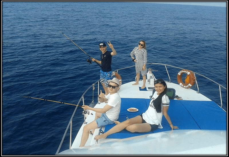 斯里兰卡乌纳瓦图纳深海捕鱼的幸福家庭