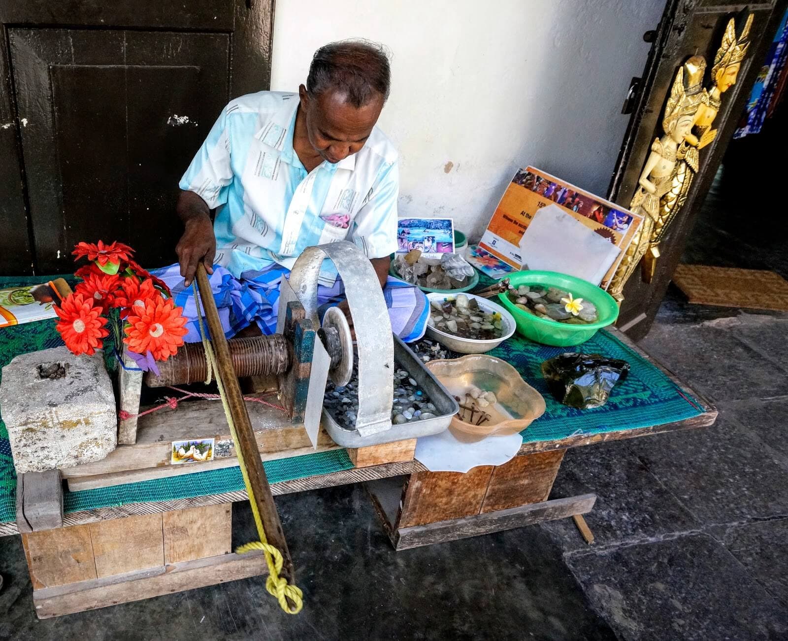 Познакомьтесь с традиционным технологом огранки и полировки драгоценных камней и промышленностью в Галле, Шри-Ланка.