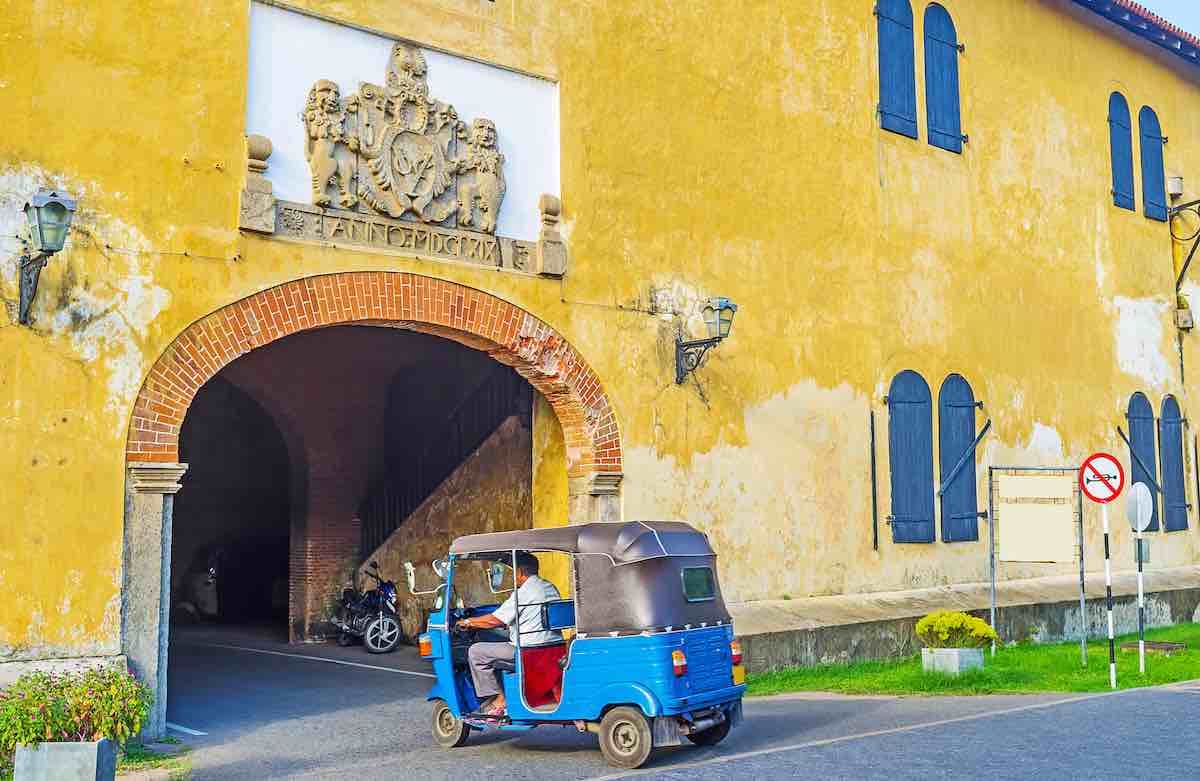 مدخل النفق المؤدي إلى البوابة البرتغالية القديمة لقلعة جالي ، سريلانكا