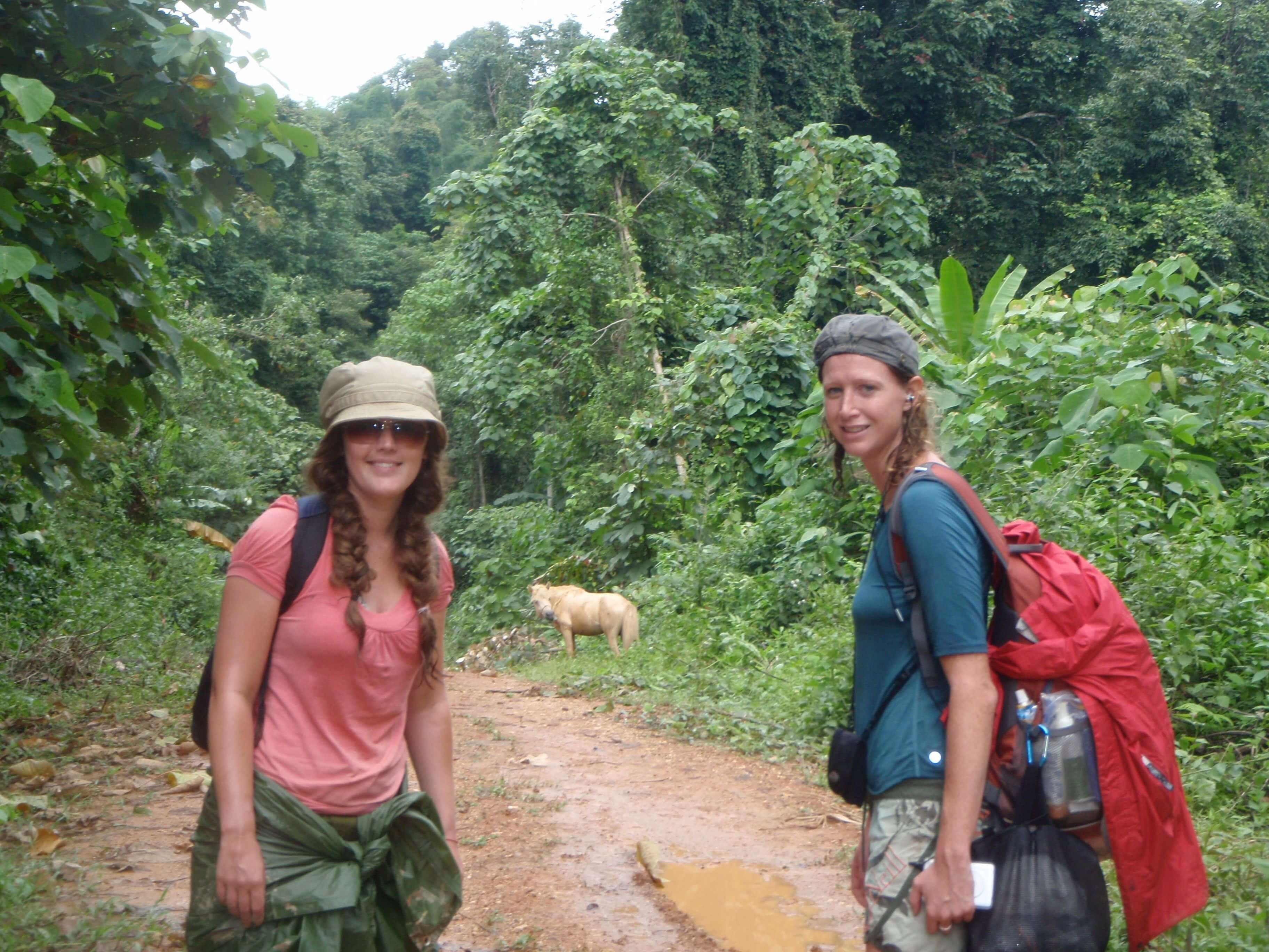 Dos hermosas mujeres obtienen una foto en el tour de trekking de Galle en Sri Lanka