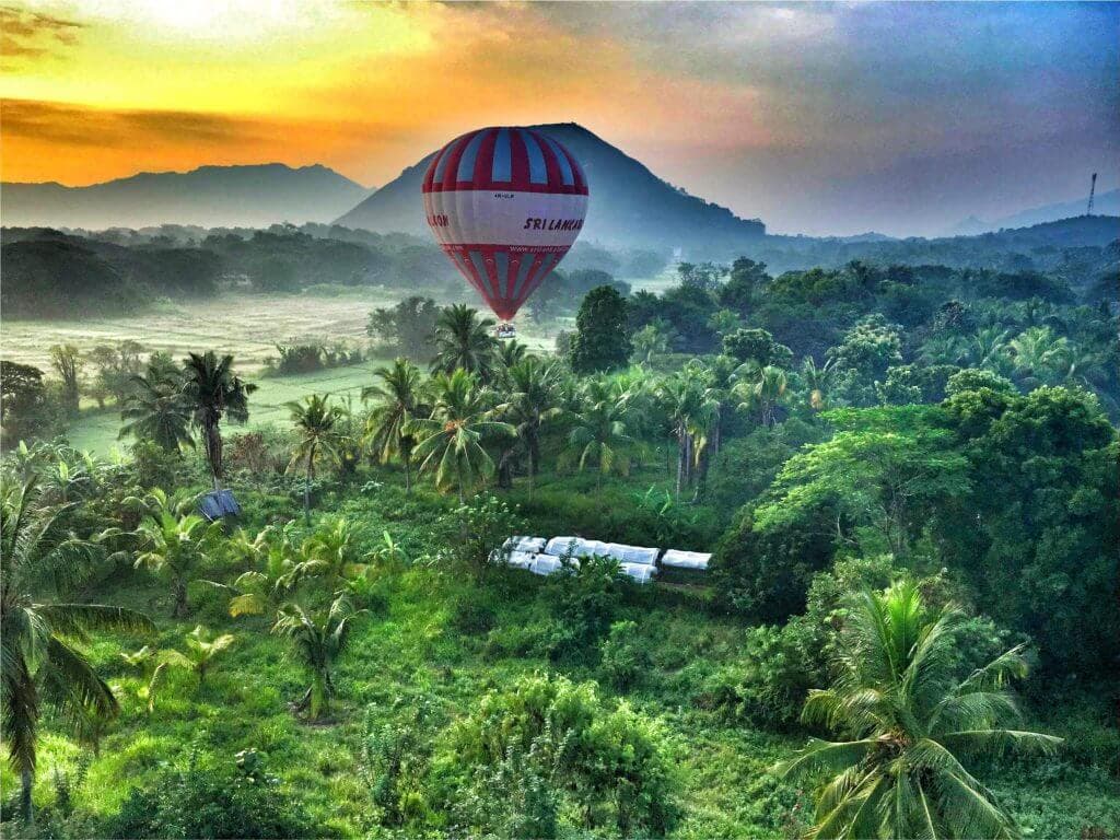 Der Heißluftballon fliegt über die Landschaft von Sigiriya in Sri Lanka