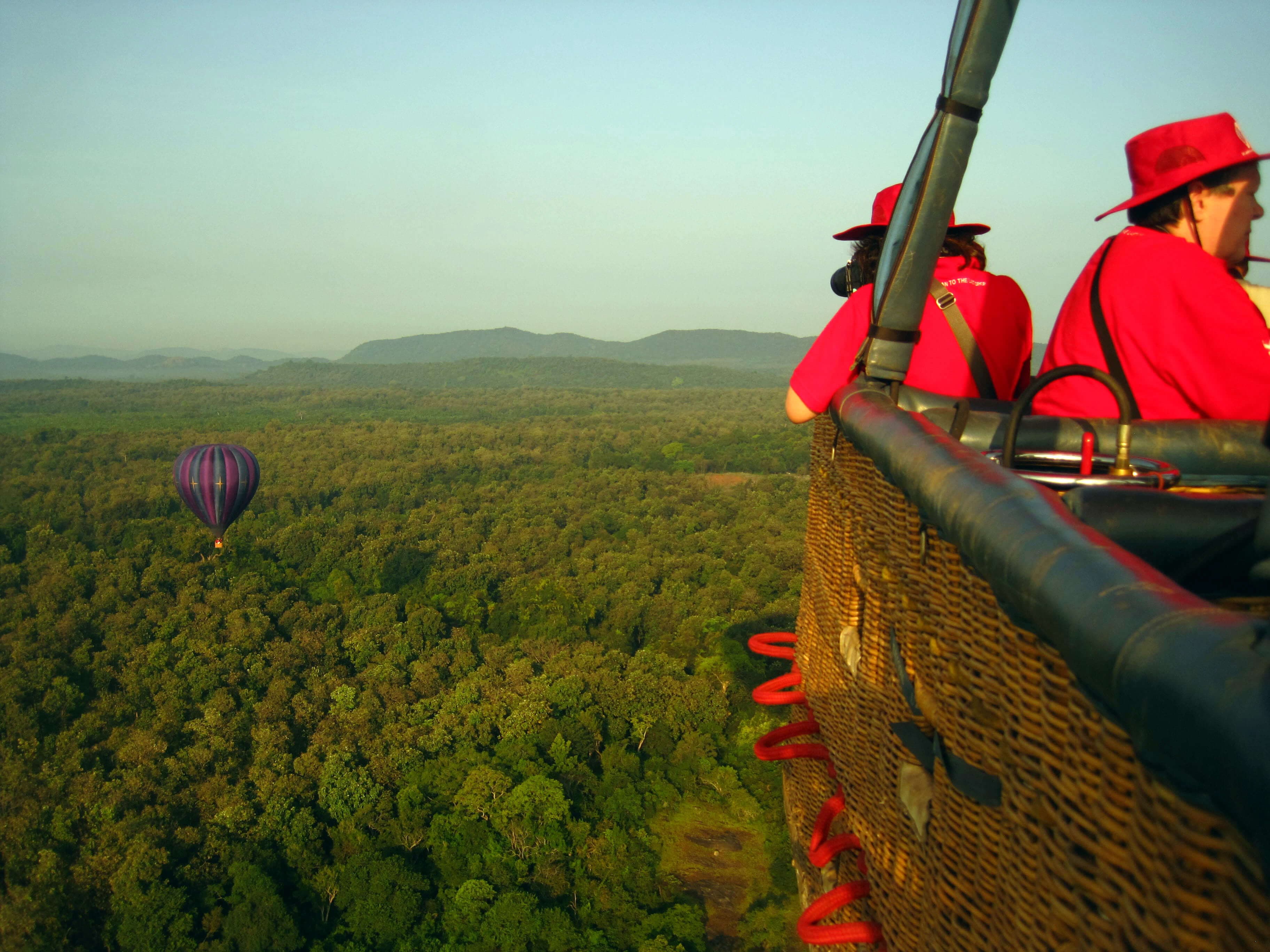 Touristen beobachten wunderschöne Landschaften in Sri Lanka mit einem Heißluftballon