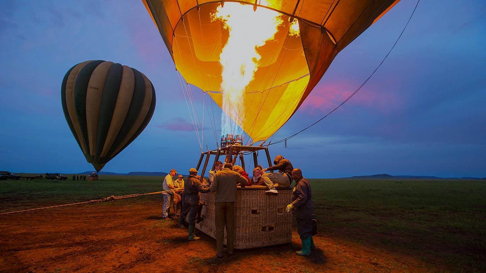 Los hombres preparan el globo aerostático para volar en Sigiriya