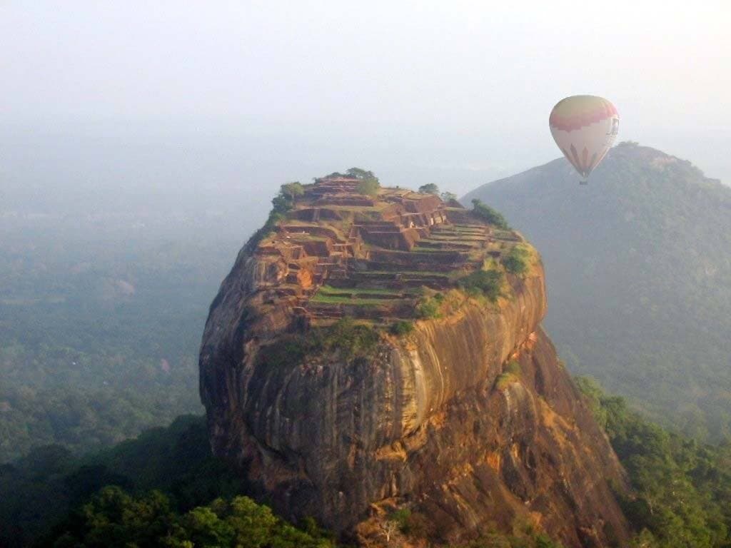 Ein Blick auf den Sigiriya-Löwenfelsen und den Heißluftballon in Sigiriya, Sri Lanka