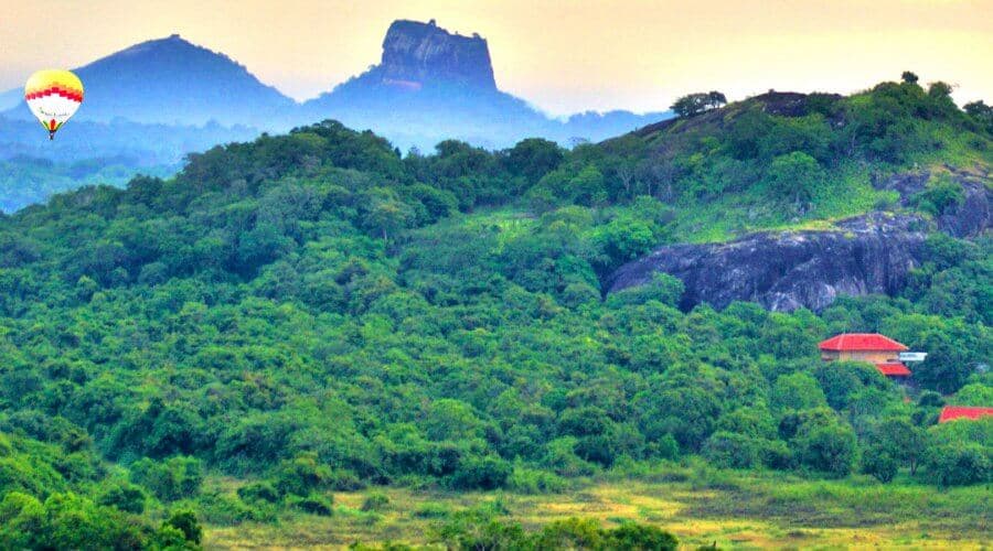 斯里兰卡锡吉里耶壮丽的风景和热气球的美丽景色
