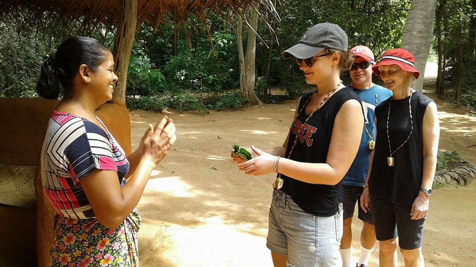 La esposa del agricultor local da una calurosa bienvenida en Sigiriya Sri Lanka