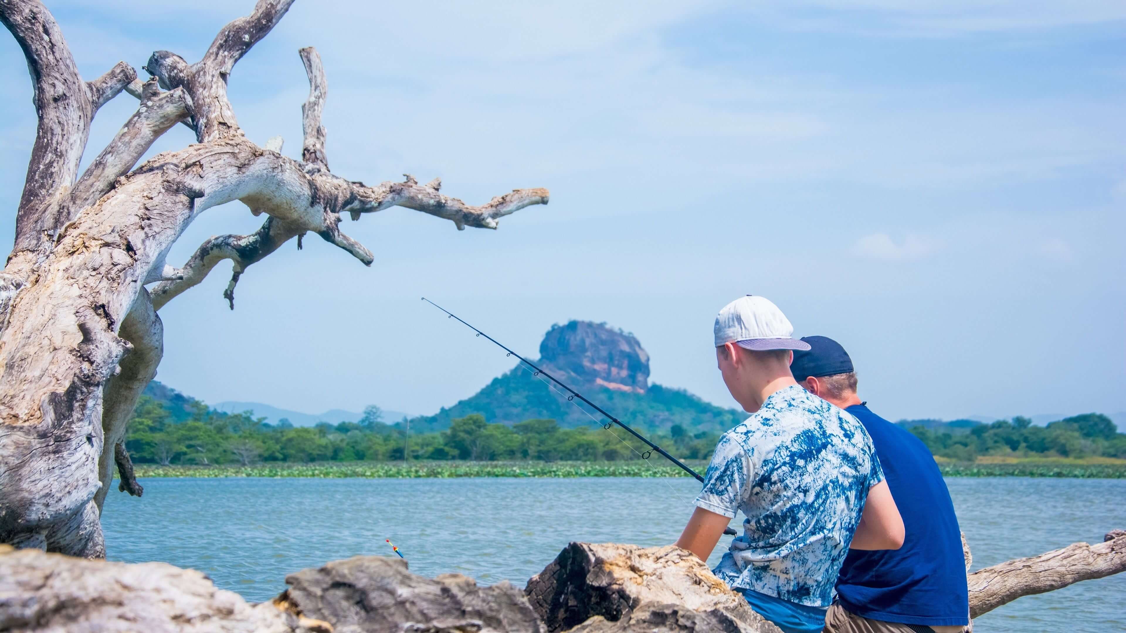 Die Touristen angeln in Sigiriya „Egoda Wewa Wassertanks“ in Sri Lanka