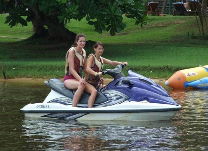两名美女在斯里兰卡的本托塔河上骑摩托艇