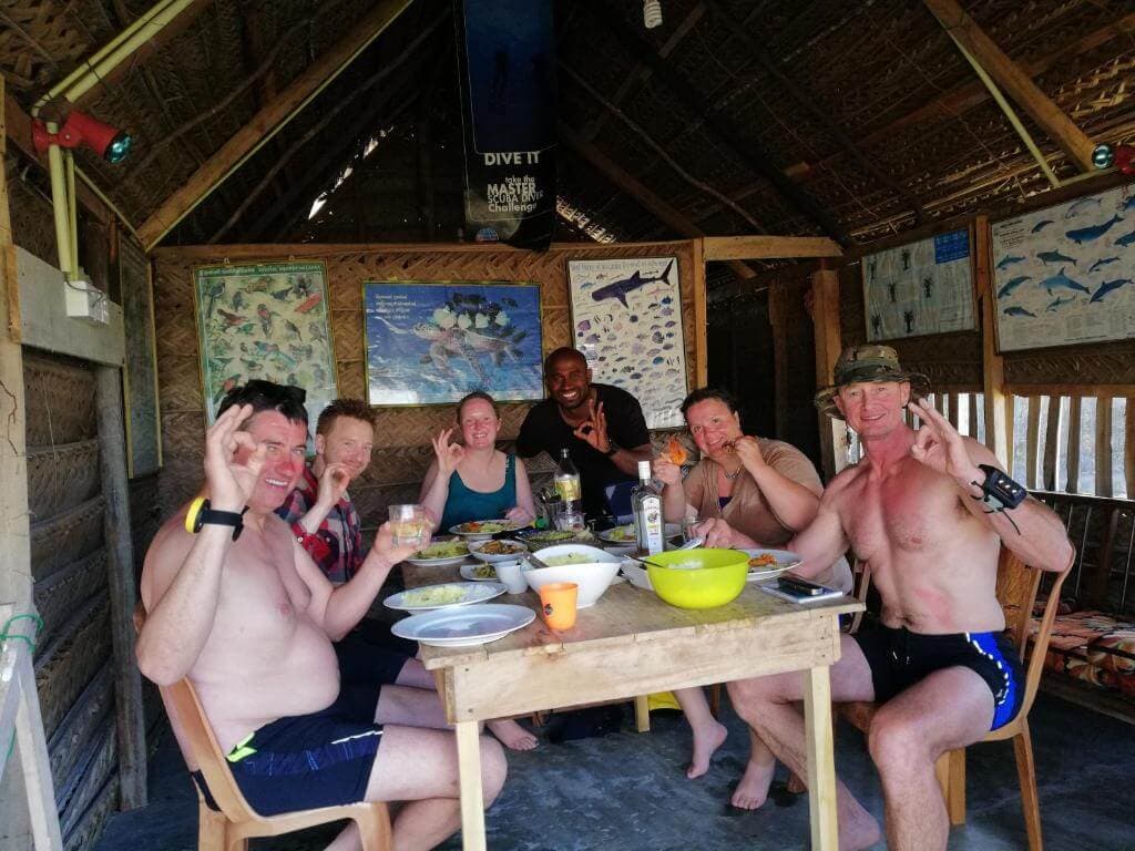 Los buzos comparten su experiencia felices después del tour de buceo en Kalpitiya Sri Lanka
