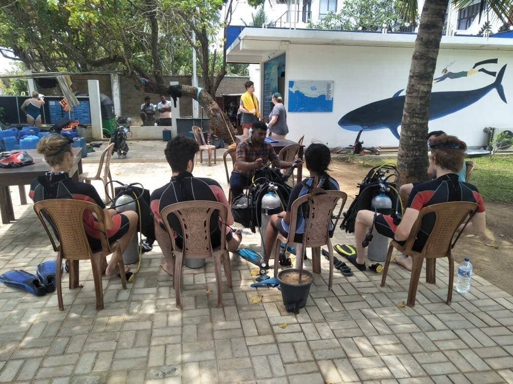Una foto de dar guías a los buceadores antes del tour de buceo y esnórquel de Kalpitiya en Sri Lanka