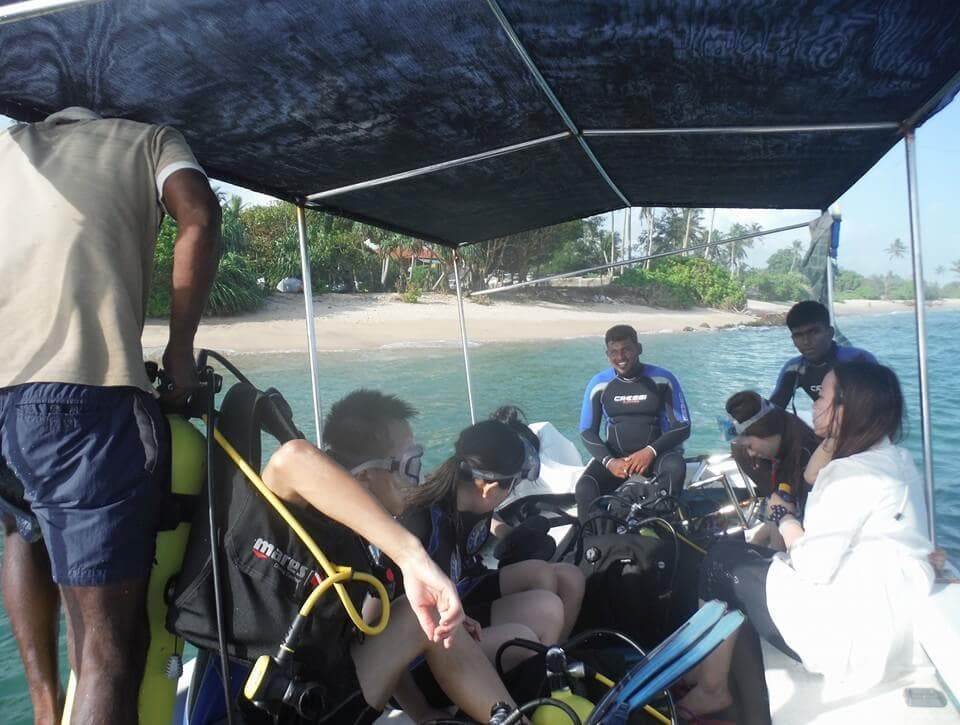潜水员准备潜水并在卡尔皮蒂亚潜水前为他们提供额外的指导和解释