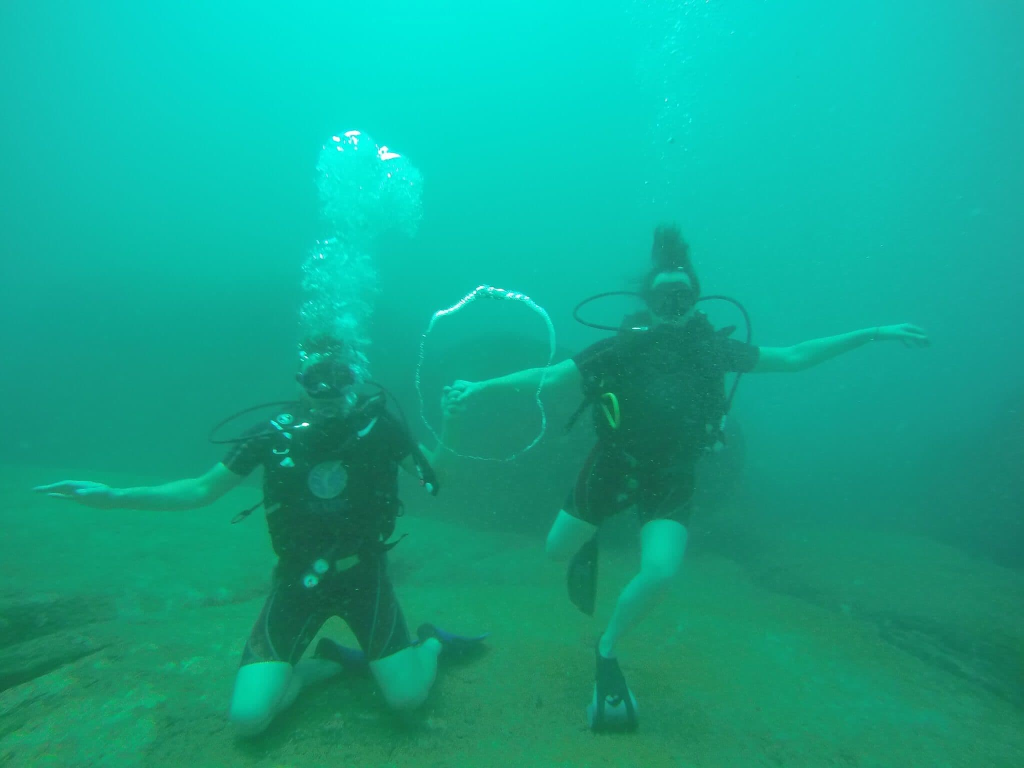 Счастливый момент в подводном море в Калпитии, Шри-Ланка