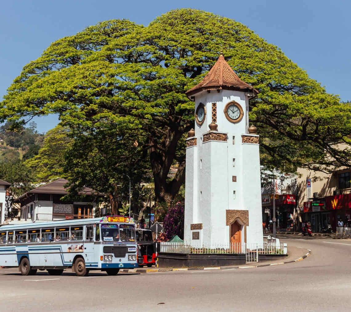 منظر لبرج الساعة في وسط مدينة كاندي في سريلانكا