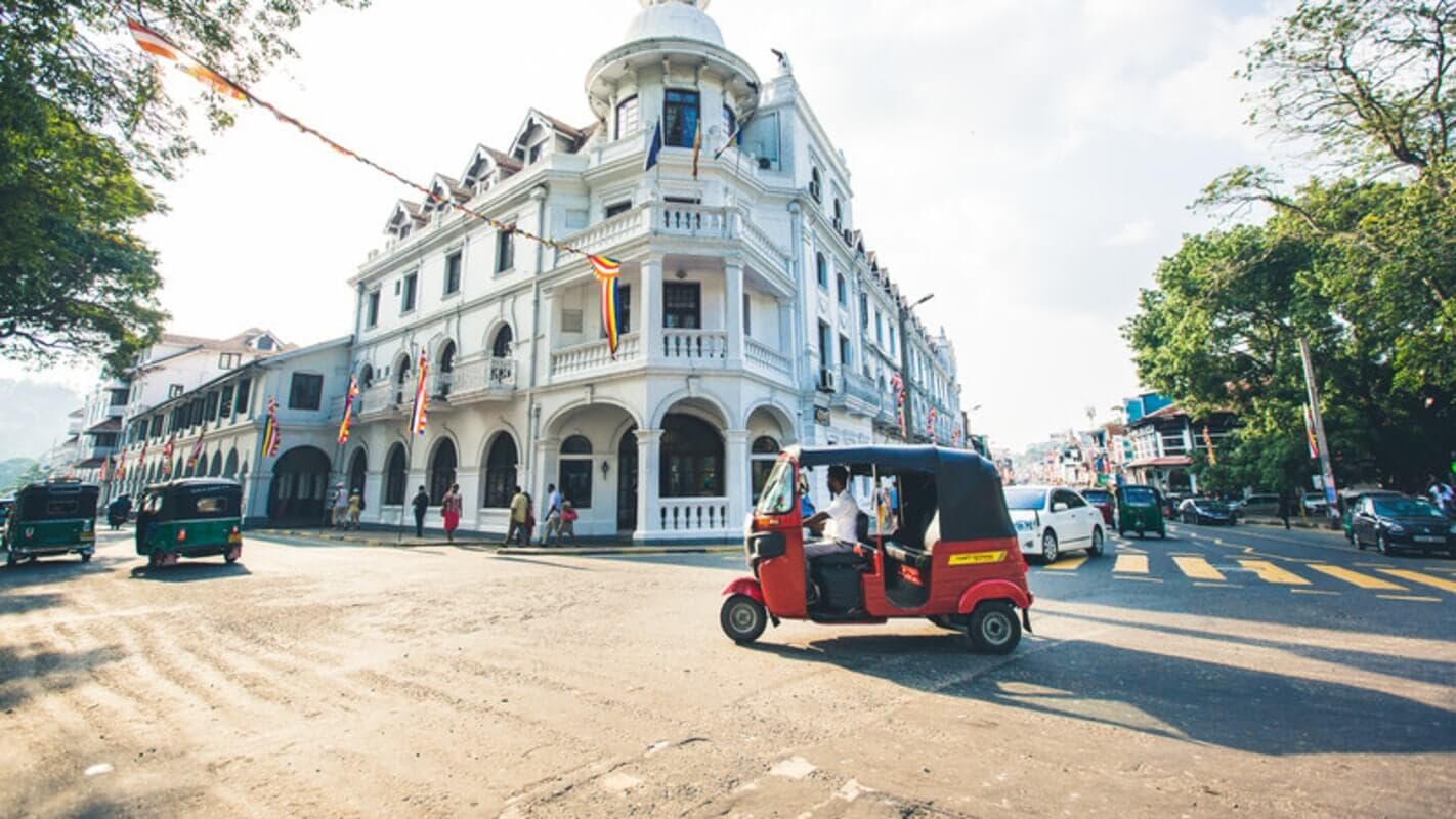 Вид на отель Queen в городе Канди, Шри-Ланка.
