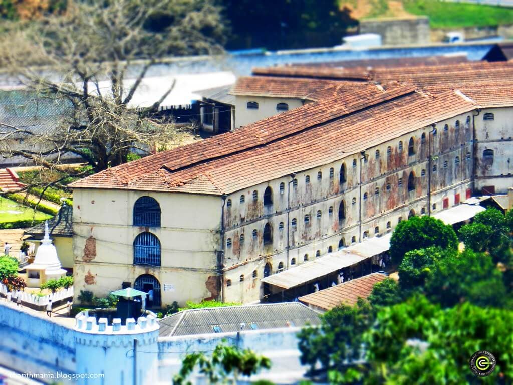 Вид на историческое место старой тюрьмы Богамбара в районе Канди