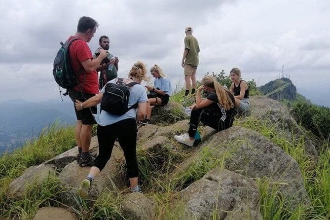 Туристическая группа делает перерыв в походе на гору Канди Хантана на Шри-Ланке.