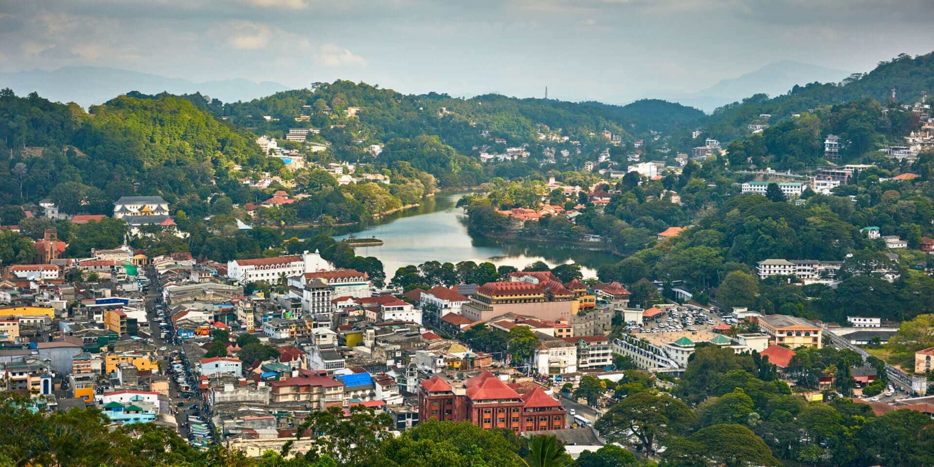 منظر لمدينة كاندي من جبل هانثانا في سريلانكا