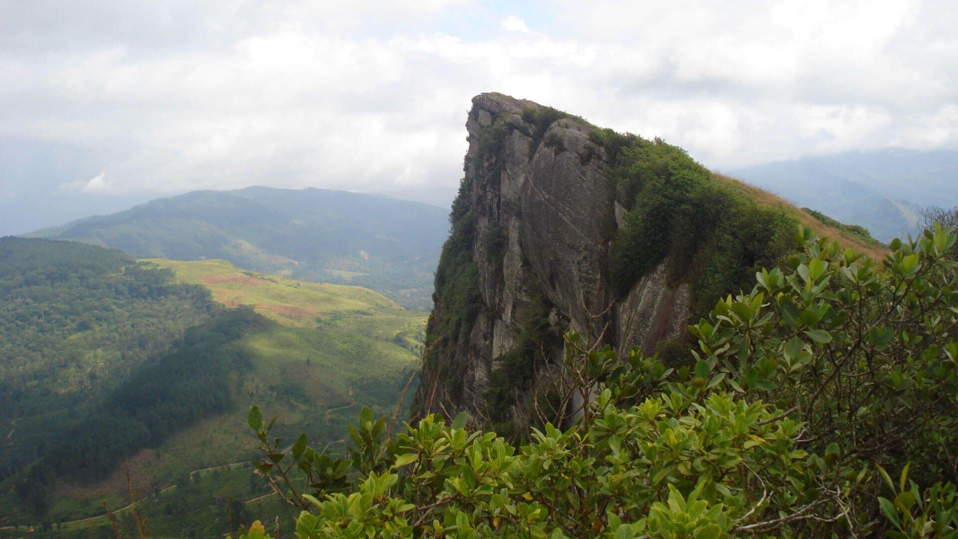Самая высокая вершина горы Хантана Шри-Ланка