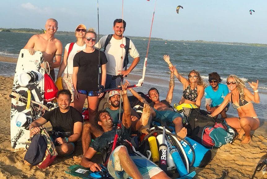 Группа туристов, готовых заняться кайтсерфингом с хорошим руководством на пляже Калпития, Шри-Ланка.