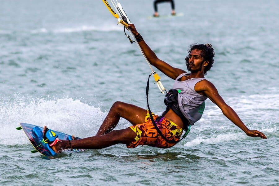 Вид на опытного кайтсерфера, занимающегося серфингом в море Калпития, Шри-Ланка.