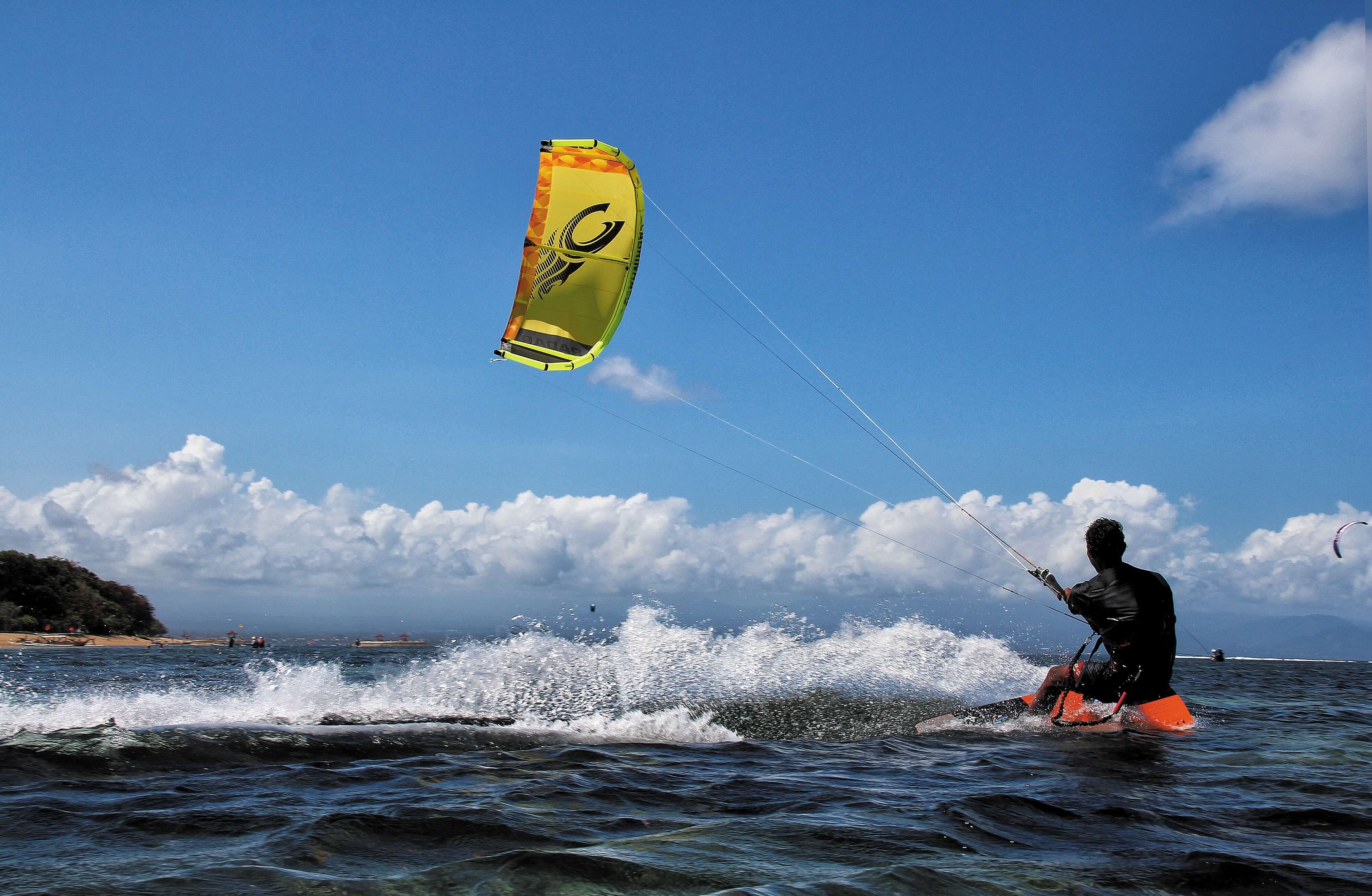 吹好空气在斯里兰卡卡尔皮蒂耶进行风筝冲浪
