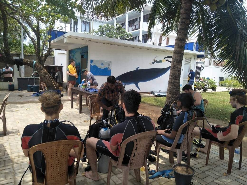 Una foto de dar guías a los buceadores antes del tour de buceo y esnórquel de Mirissa en Sri Lanka