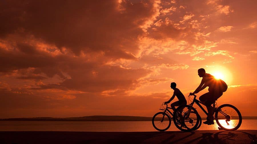  Radfahren entlang der Südküste bei Sonnenuntergang ist ein romantisches und phänomenales Erlebnis in Sri Lanka