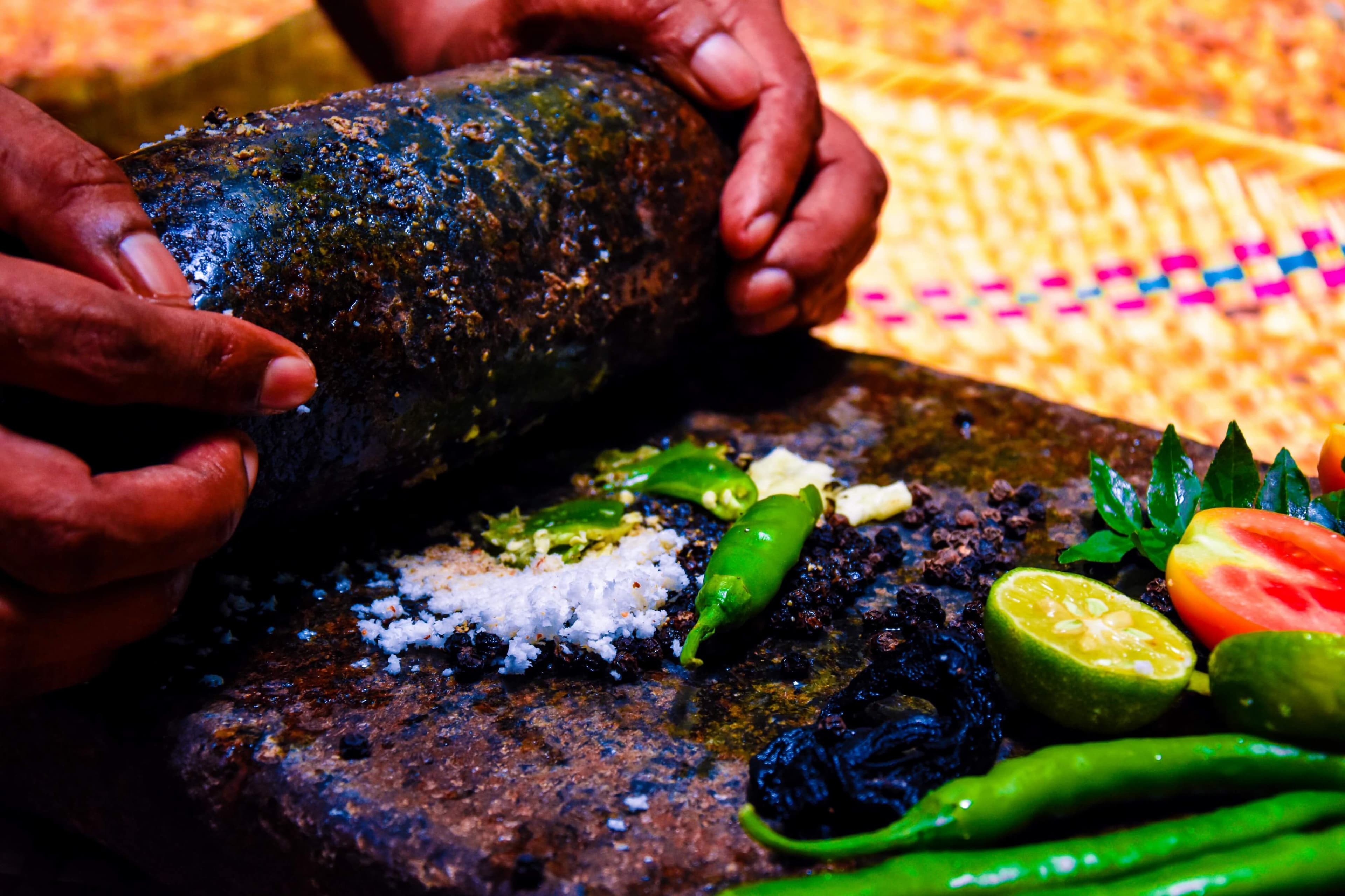 Фото приготовления вкусного «Кокосового пряного самбола» по-местному в Негомбо.