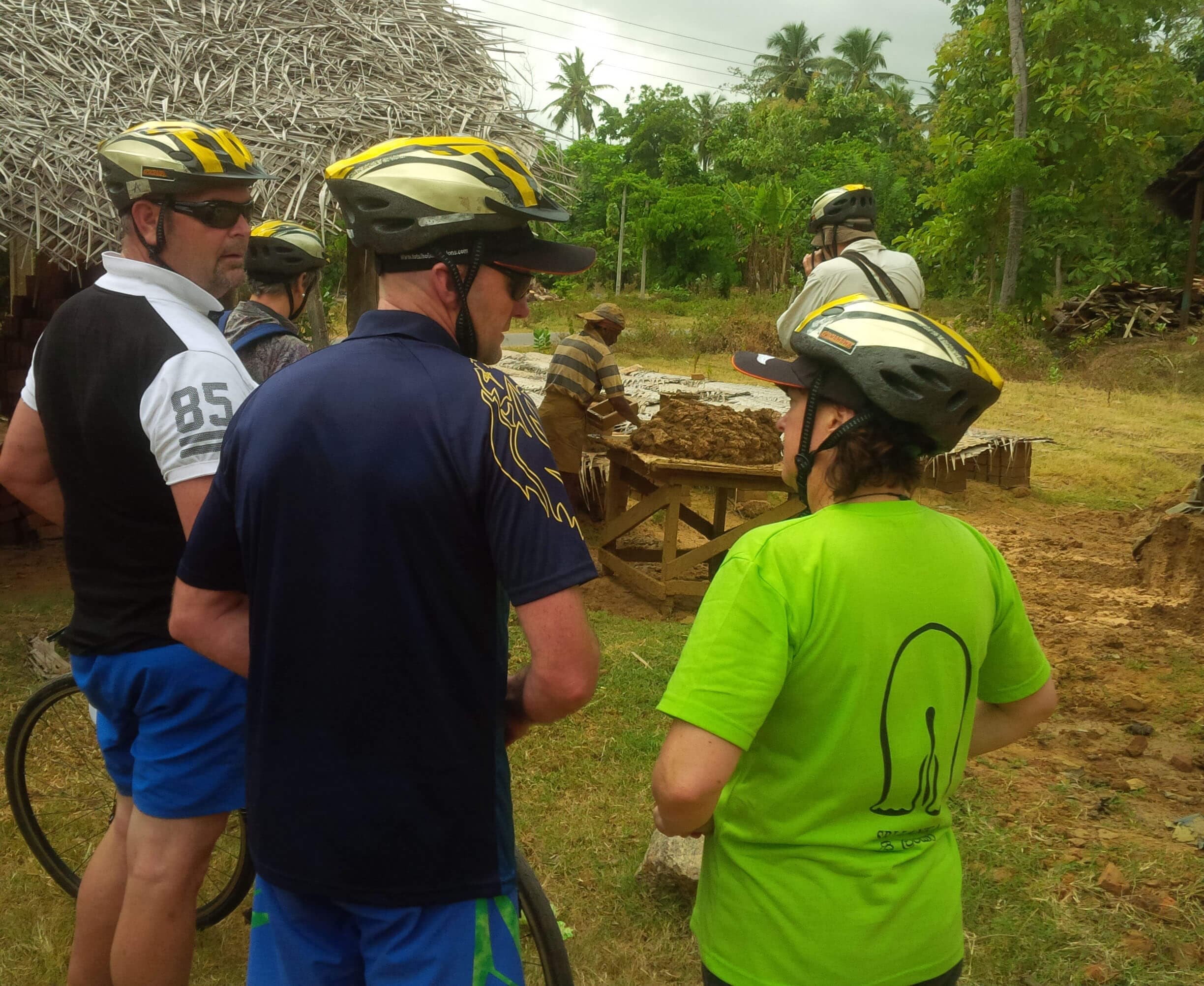 Los ciclistas exploran el proceso de fabricación de ladrillos de arcilla en Negombo Sri Lanka