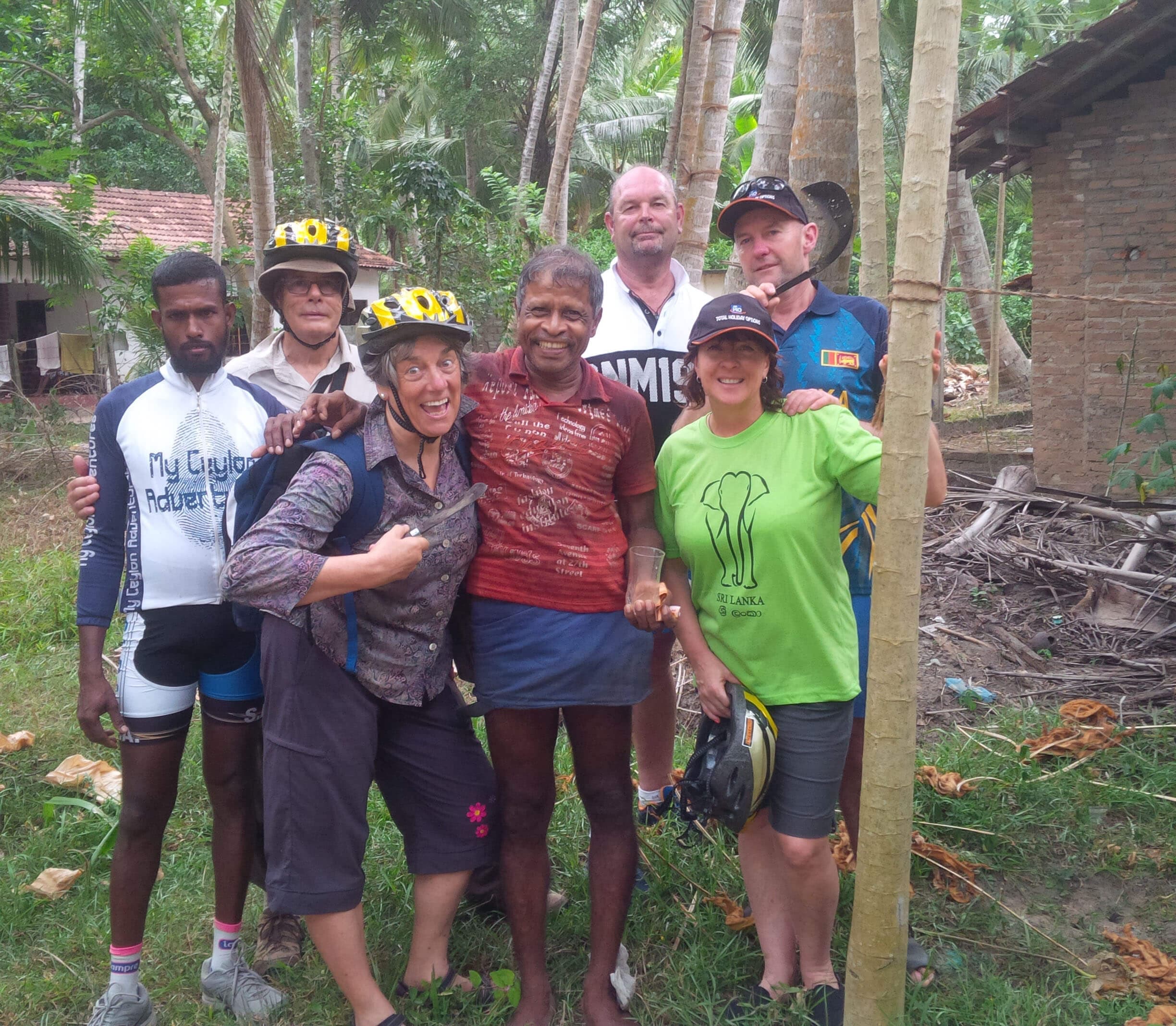 El grupo de ciclistas se toma una foto en el área de fabricación de palm toddy en Negombo