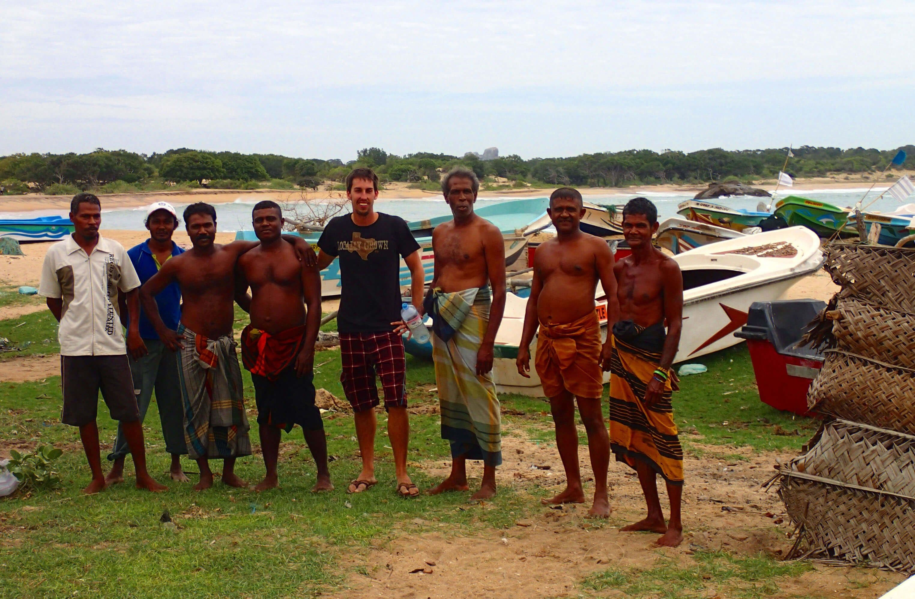Турист получает социальный опыт с местными рыбаками в Негомбо, Шри-Ланка.