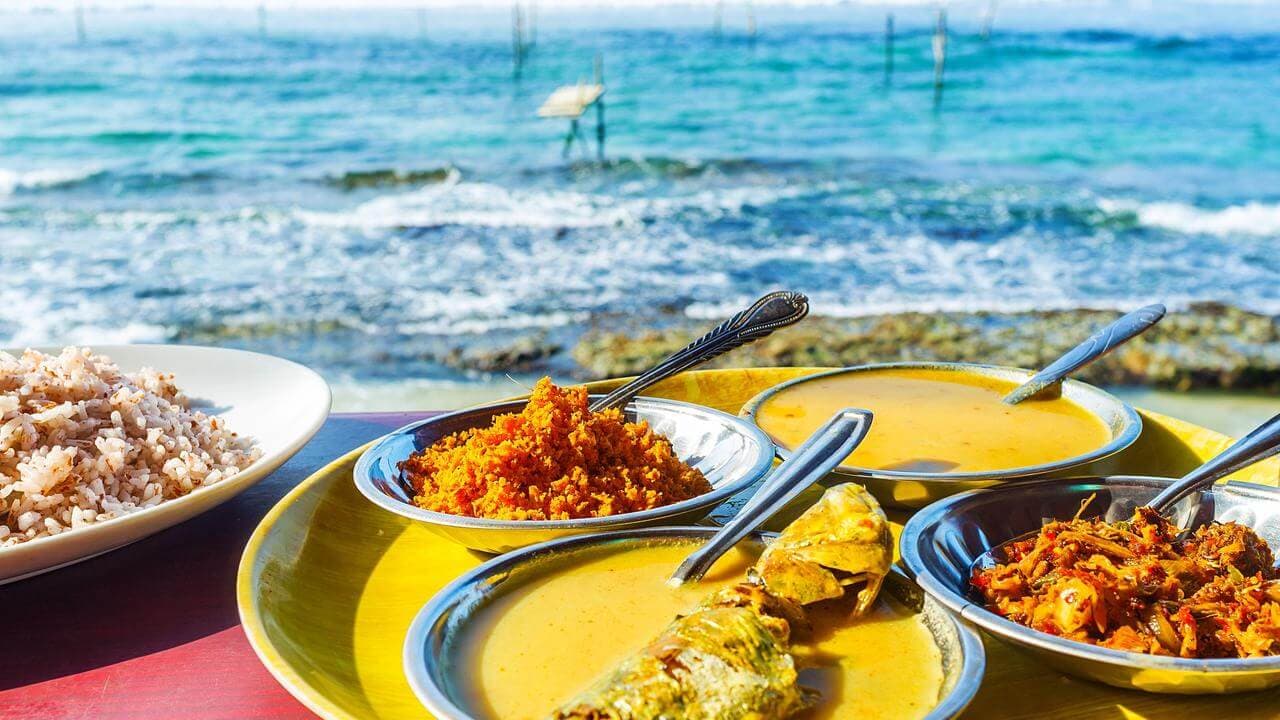 La sabrosa comida local de arroz y curry con pescado fresco en Negombo
