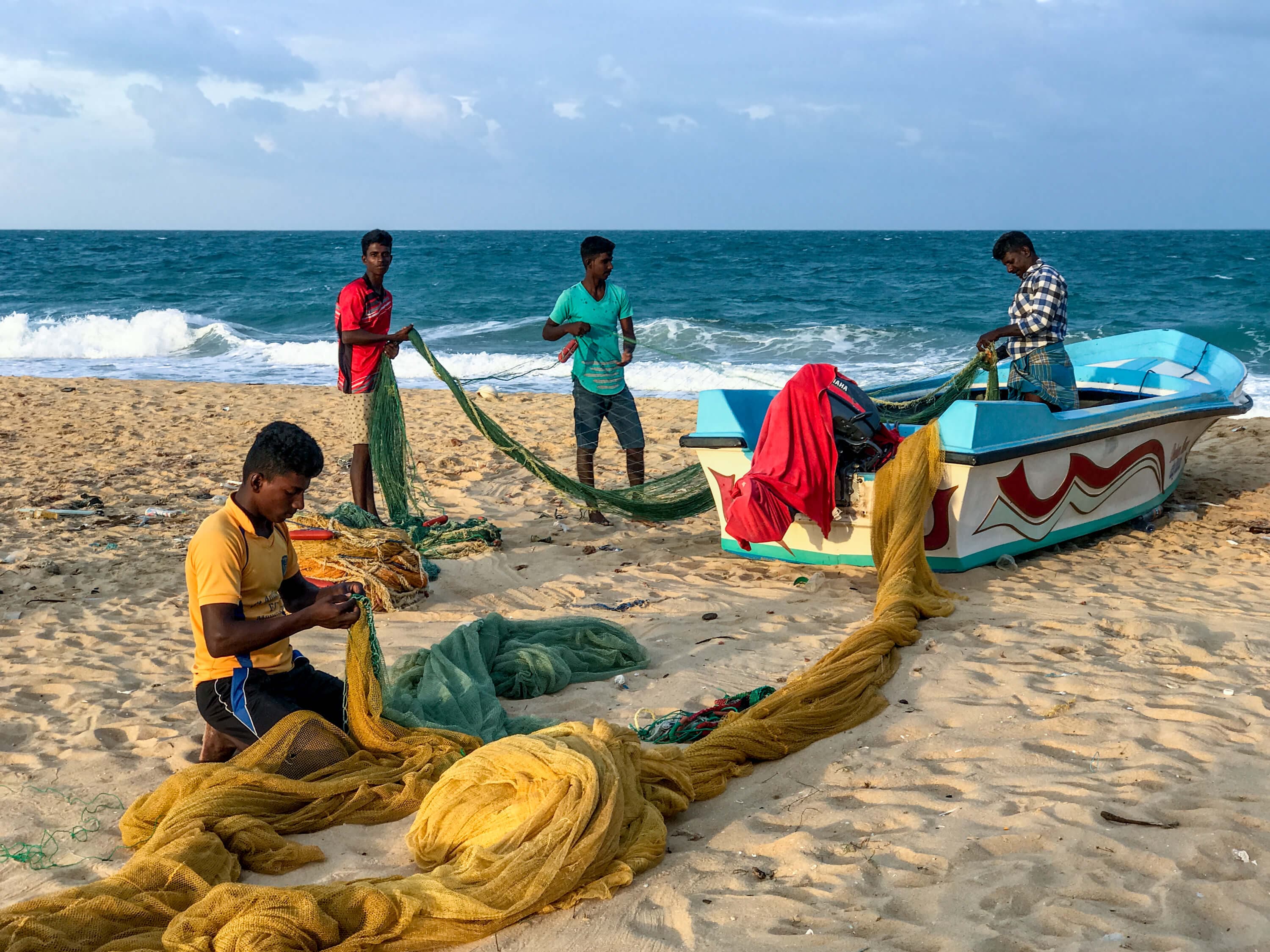 Experimente la cooperación entre los pescadores mientras prepara las redes de pesca en Negombo Sri Lanka