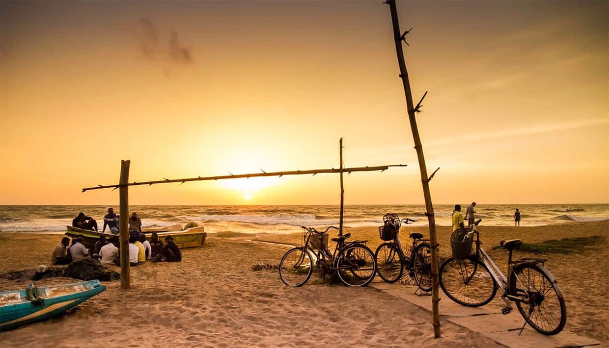 La vista de la hermosa puesta de sol en la playa de Negombo, Sri Lanka
