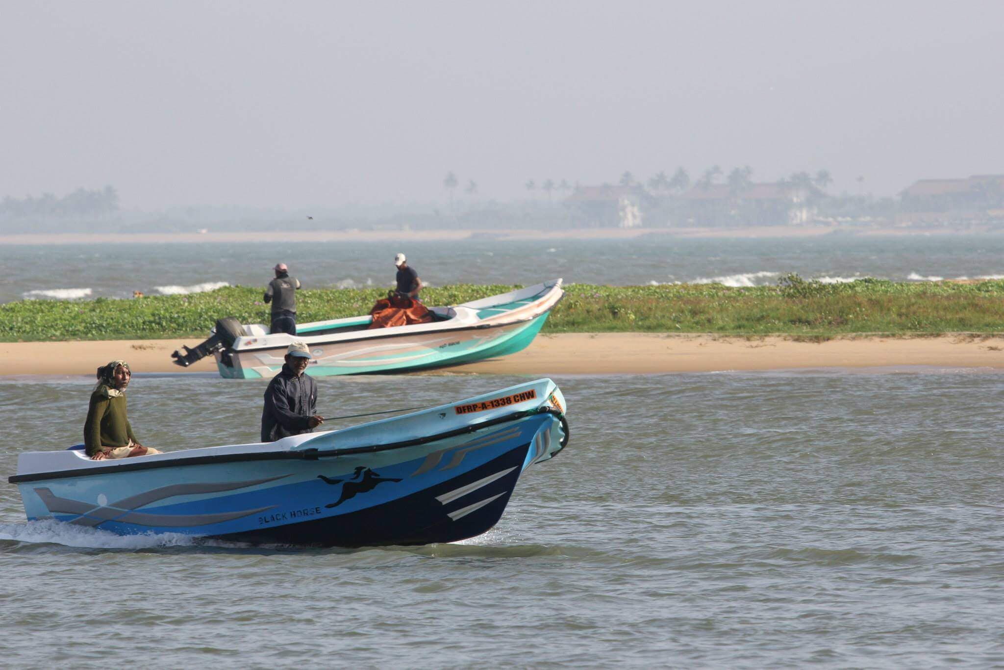 在斯里兰卡尼甘布内陆捕鱼期间展示尼甘布海滩边