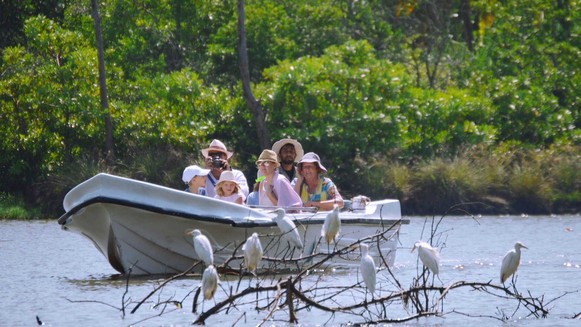Una vista de un grupo de turistas felices tomando algunas fotos en la naturaleza de la laguna de Negombo Sri Lanka