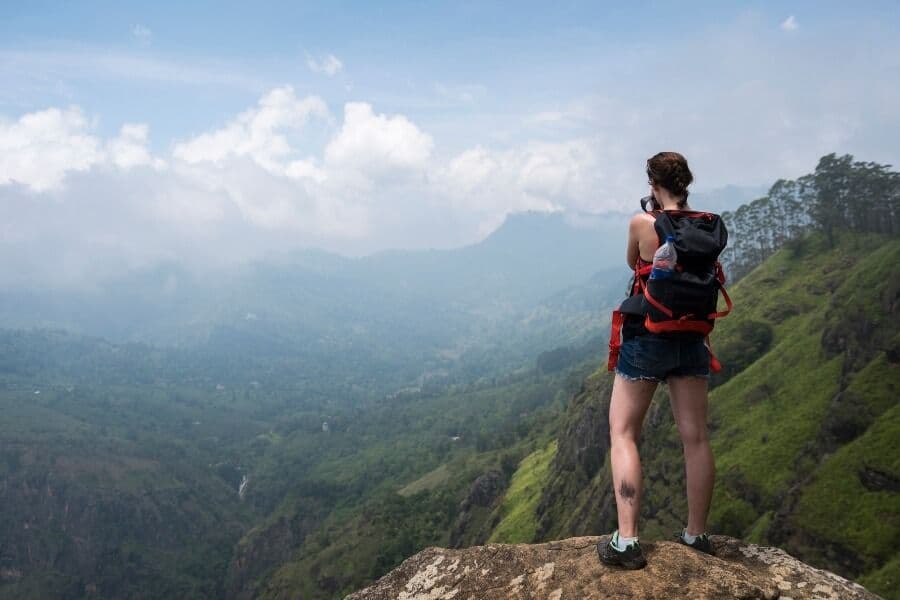 Ein Tourist bekommt ein Foto von der wunderschönen Natur in Horton Plains in Sri Lanka