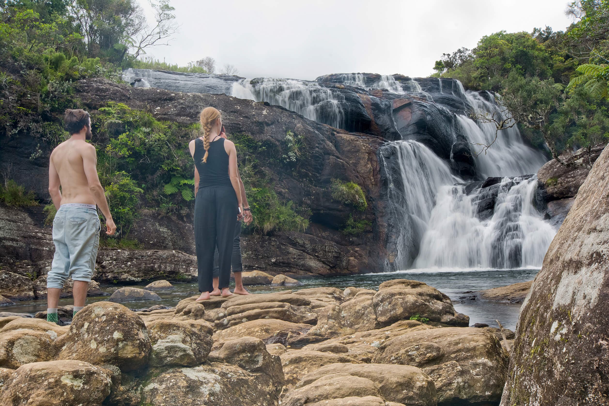 Una pareja obtiene experiencia con Baker's Waterfall en Nuwara Eliya Sri Lanka