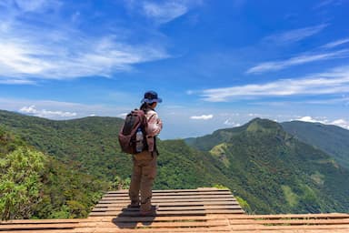 Турист исследует край света Нувара-Элия, Шри-Ланка.