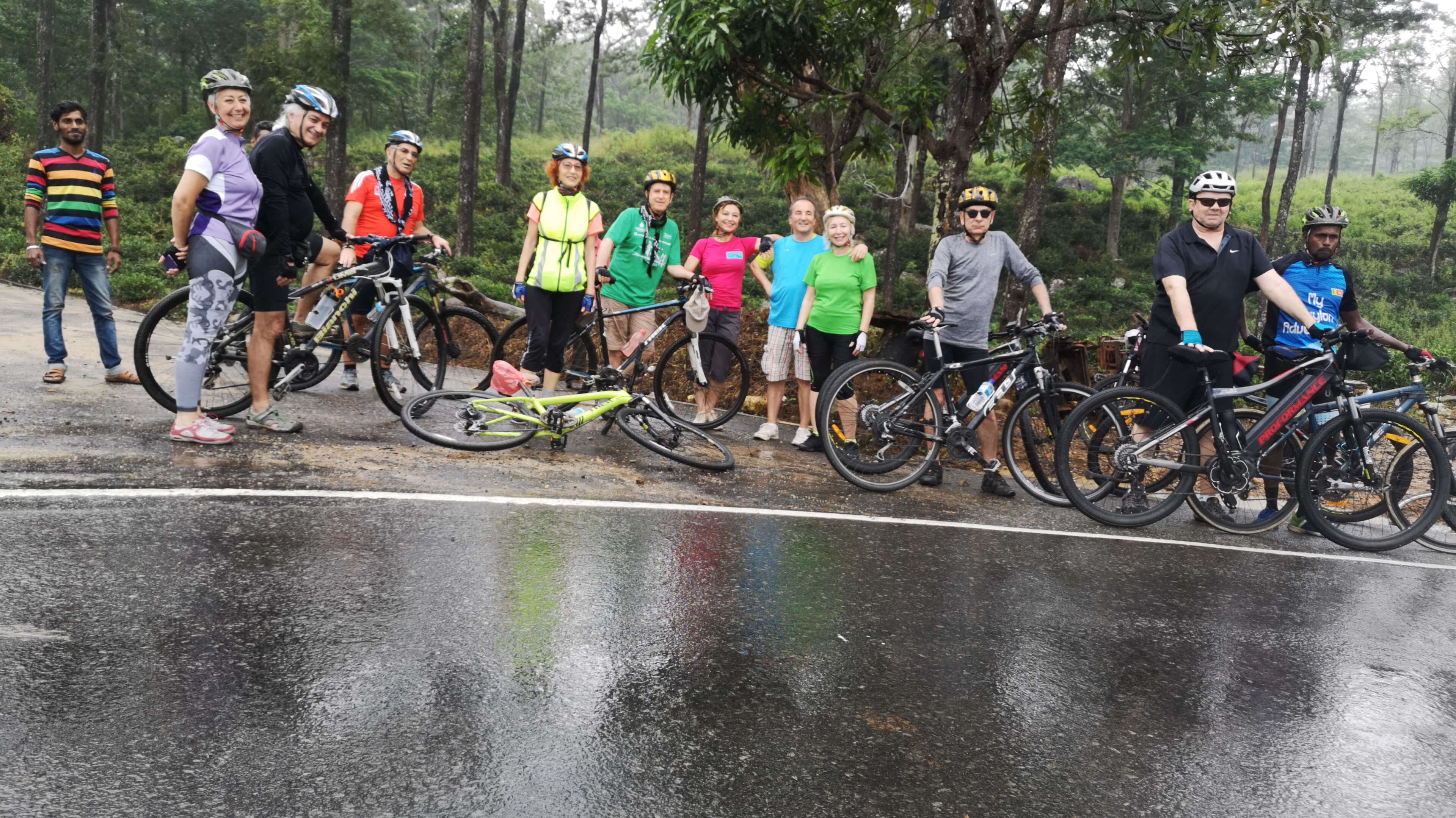 Una foto de un grupo de ciclistas en Nuwara Eliya Cycling tour Sri Lanka
