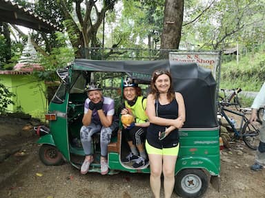 Tres mujeres se refrescan en la gira ciclista de Nuwara Eliya a Kandy en Sri Lanka